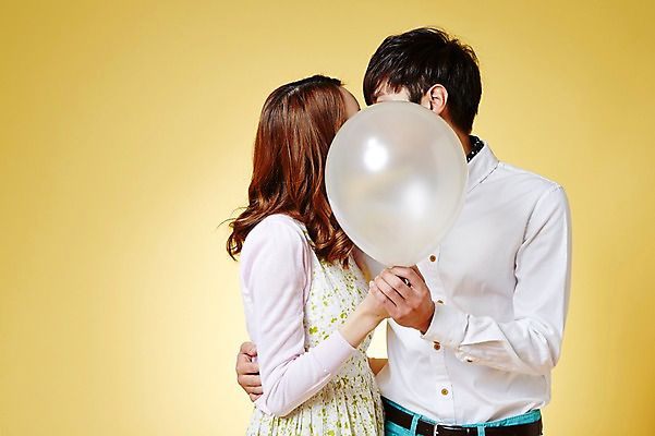 포토 JPG 스튜디오촬영 커플 계절 여자 남자 모션 키스 실내 사람 동양인 상반신 20대 성인 두명 봄 한국인 가림 풍선 청년만 성인만 국내포토 관계 인종 청년 내부 애정표현 파일형식