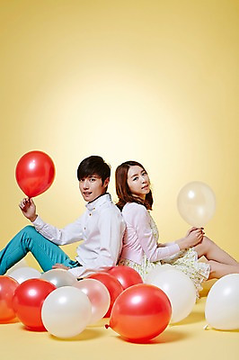 포토 JPG 스튜디오촬영 커플 계절 여자 남자 모션 실내 사람 앉기 동양인 이벤트 상반신 20대 성인 두명 옆모습 봄 한국인 등맞대기 풍선 청년만 성인만 국내포토 뷰포인트 관계 인종 청년 내부 파일형식