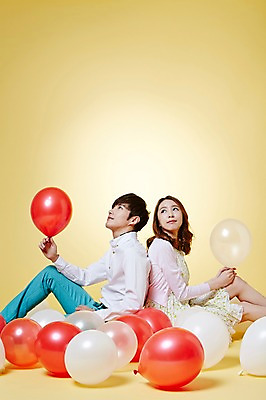 포토 JPG 스튜디오촬영 커플 계절 여자 남자 모션 실내 사람 앉기 동양인 이벤트 상반신 20대 성인 두명 옆모습 봄 한국인 등맞대기 풍선 청년만 성인만 국내포토 뷰포인트 관계 인종 청년 내부 파일형식