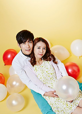 포토 JPG 스튜디오촬영 커플 계절 여자 남자 안기 모션 실내 웃음 사람 앉기 동양인 이벤트 상반신 20대 성인 두명 앞모습 봄 한국인 풍선 청년만 성인만 국내포토 뷰포인트 관계 표정 인종 청년 내부 파일형식