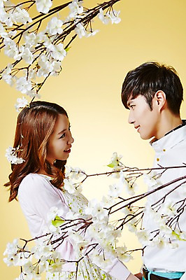 포토 JPG 스튜디오촬영 커플 계절 여자 남자 모션 실내 웃음 사람 동양인 상반신 20대 성인 두명 옆모습 마주보기 봄 한국인 벚꽃 청년만 성인만 국내포토 꽃 뷰포인트 관계 표정 인종 청년 내부 파일형식