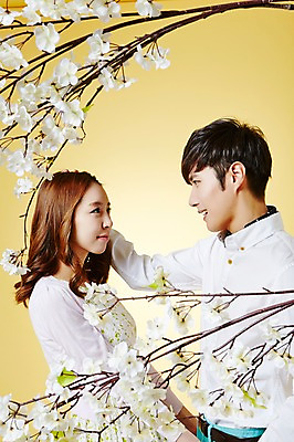 포토 JPG 스튜디오촬영 커플 계절 여자 남자 모션 실내 사람 동양인 상반신 20대 성인 두명 옆모습 마주보기 봄 한국인 벚꽃 청년만 성인만 국내포토 꽃 뷰포인트 관계 인종 청년 내부 파일형식