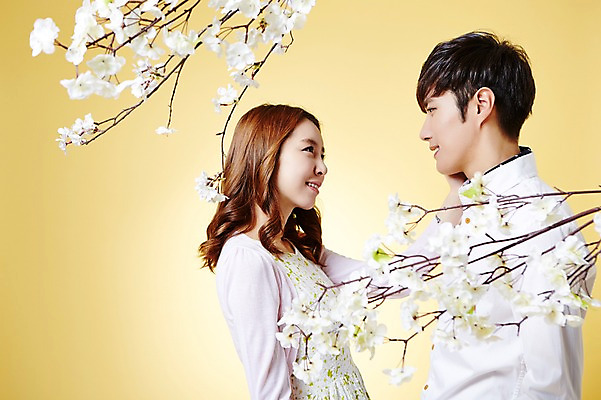 포토 JPG 스튜디오촬영 커플 계절 여자 남자 모션 실내 웃음 사람 동양인 상반신 20대 성인 두명 옆모습 마주보기 봄 한국인 벚꽃 청년만 성인만 국내포토 꽃 뷰포인트 관계 표정 인종 청년 내부 파일형식