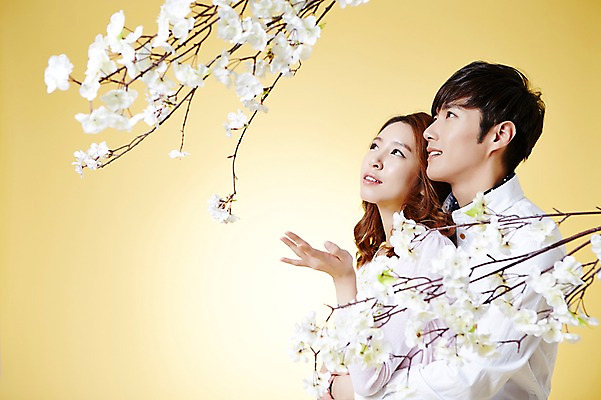 포토 JPG 스튜디오촬영 커플 계절 여자 남자 모션 포옹 실내 사람 동양인 손짓 상반신 20대 성인 두명 옆모습 봄 한국인 벚꽃 백허그 청년만 성인만 국내포토 꽃 뷰포인트 관계 안기 인종 청년 내부 파일형식