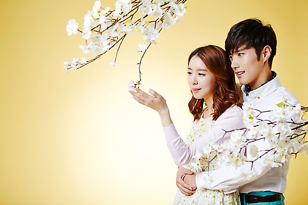 포토 JPG 스튜디오촬영 커플 계절 여자 남자 모션 포옹 실내 사람 동양인 손짓 상반신 20대 성인 두명 옆모습 봄 한국인 벚꽃 백허그 청년만 성인만 국내포토 꽃 뷰포인트 관계 안기 인종 청년 내부 파일형식