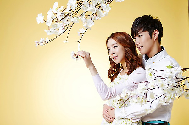 포토 JPG 스튜디오촬영 커플 계절 여자 남자 모션 포옹 실내 웃음 사람 동양인 손짓 상반신 20대 성인 두명 옆모습 봄 한국인 벚꽃 백허그 청년만 성인만 국내포토 꽃 뷰포인트 관계 안기 표정 인종 청년 내부 파일형식