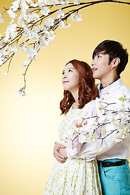 포토 JPG 스튜디오촬영 커플 계절 여자 남자 모션 포옹 실내 서기 사람 동양인 상반신 20대 성인 두명 옆모습 봄 한국인 벚꽃 백허그 청년만 성인만 국내포토 꽃 뷰포인트 관계 안기 인종 청년 내부 파일형식