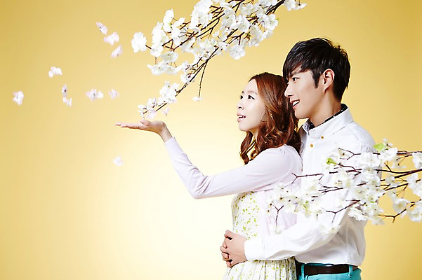 포토 JPG 스튜디오촬영 커플 계절 여자 남자 모션 포옹 실내 웃음 사람 동양인 손짓 상반신 20대 성인 두명 옆모습 봄 한국인 벚꽃 백허그 청년만 성인만 국내포토 꽃 뷰포인트 관계 안기 표정 인종 청년 내부 파일형식