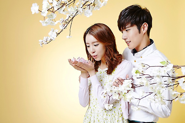 포토 JPG 스튜디오촬영 커플 계절 여자 남자 꽃 모션 실내 들기 사람 동양인 손짓 상반신 20대 성인 두명 봄 한국인 벚꽃 불기 청년만 성인만 국내포토 식물 관계 인종 청년 내부 파일형식