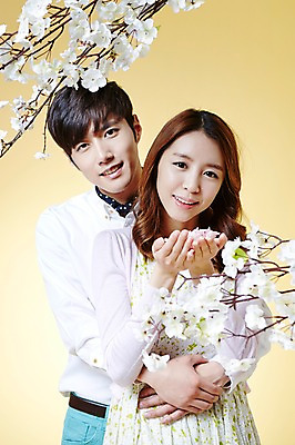 포토 JPG 스튜디오촬영 커플 계절 여자 남자 꽃 모션 포옹 실내 웃음 들기 사람 동양인 상반신 20대 성인 두명 앞모습 봄 한국인 벚꽃 백허그 청년만 성인만 국내포토 식물 뷰포인트 관계 안기 표정 인종 청년 내부 파일형식