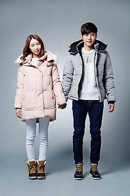 포토 JPG 스튜디오촬영 전신 커플 계절 여자 남자 겨울 모션 실내 서기 웃음 사람 동양인 20대 성인 두명 앞모습 손잡기 한국인 패딩 청년만 성인만 국내포토 뷰포인트 관계 표정 인종 청년 내부 점퍼 파일형식