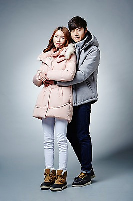 포토 JPG 스튜디오촬영 전신 커플 계절 여자 남자 겨울 모션 포옹 실내 서기 웃음 사람 동양인 20대 성인 두명 앞모습 한국인 백허그 패딩 청년만 성인만 국내포토 뷰포인트 관계 안기 표정 인종 청년 내부 점퍼 파일형식