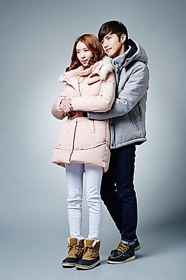 포토 JPG 스튜디오촬영 전신 커플 계절 여자 남자 겨울 모션 포옹 실내 서기 사람 동양인 20대 성인 두명 앞모습 한국인 백허그 패딩 청년만 성인만 국내포토 뷰포인트 관계 안기 인종 청년 내부 점퍼 파일형식