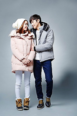 포토 JPG 스튜디오촬영 전신 커플 계절 여자 남자 겨울 모션 털모자 실내 서기 웃음 사람 동양인 20대 성인 두명 앞모습 마주보기 한국인 손모으기 패딩 청년만 성인만 국내포토 모자_잡화 뷰포인트 관계 표정 인종 손짓 청년 내부 점퍼 파일형식