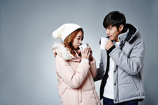 포토 JPG 스튜디오촬영 커플 계절 여자 남자 겨울 모션 털모자 실내 들기 사람 동양인 상반신 20대 성인 두명 옆모습 컵 한국인 커피잔 패딩 청년만 성인만 국내포토 모자_잡화 식기 커피 뷰포인트 관계 잔 인종 청년 내부 점퍼 파일형식
