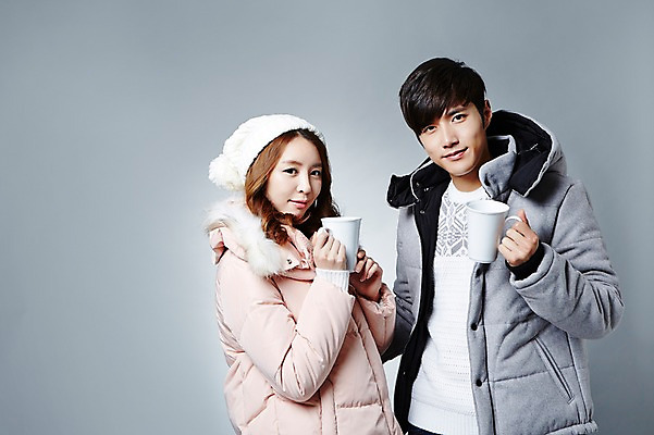 포토 JPG 스튜디오촬영 커플 계절 여자 남자 겨울 모션 털모자 실내 웃음 들기 사람 동양인 상반신 20대 성인 두명 컵 한국인 커피잔 패딩 청년만 성인만 국내포토 모자_잡화 식기 커피 관계 잔 표정 인종 청년 내부 점퍼 파일형식