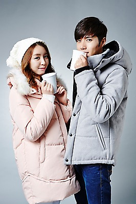 포토 JPG 스튜디오촬영 커플 계절 여자 남자 겨울 모션 털모자 실내 서기 들기 사람 동양인 상반신 20대 성인 두명 옆모습 컵 한국인 마시기 커피잔 패딩 청년만 성인만 국내포토 모자_잡화 식기 커피 뷰포인트 관계 잔 인종 청년 내부 점퍼 파일형식
