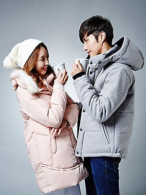 포토 JPG 스튜디오촬영 커플 계절 여자 남자 겨울 모션 털모자 실내 서기 웃음 들기 사람 동양인 상반신 20대 성인 두명 옆모습 컵 마주보기 한국인 커피잔 패딩 청년만 성인만 국내포토 모자_잡화 식기 커피 뷰포인트 관계 잔 표정 인종 청년 내부 점퍼 파일형식