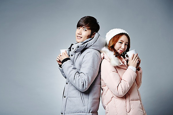 포토 JPG 스튜디오촬영 커플 계절 여자 남자 겨울 모션 털모자 실내 웃음 들기 사람 동양인 상반신 20대 성인 두명 옆모습 컵 한국인 등맞대기 커피잔 패딩 청년만 성인만 국내포토 모자_잡화 식기 커피 뷰포인트 관계 잔 표정 인종 청년 내부 점퍼 파일형식