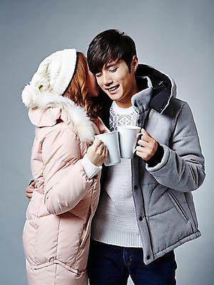 포토 JPG 스튜디오촬영 커플 계절 여자 남자 겨울 모션 털모자 실내 서기 웃음 들기 사람 동양인 상반신 20대 성인 두명 앞모습 옆모습 컵 한국인 커피잔 귓속말 패딩 청년만 성인만 국내포토 모자_잡화 식기 커피 뷰포인트 관계 잔 표정 인종 청년 내부 점퍼 파일형식