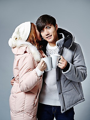 포토 JPG 스튜디오촬영 커플 계절 여자 남자 겨울 모션 털모자 실내 서기 웃음 들기 사람 동양인 상반신 20대 성인 두명 앞모습 옆모습 컵 한국인 커피잔 귓속말 패딩 청년만 성인만 국내포토 모자_잡화 식기 커피 뷰포인트 관계 잔 표정 인종 청년 내부 점퍼 파일형식