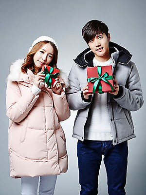 포토 JPG 스튜디오촬영 커플 계절 여자 남자 겨울 모션 털모자 실내 선물 서기 웃음 들기 사람 동양인 상반신 20대 성인 두명 앞모습 선물상자 한국인 패딩 청년만 성인만 국내포토 모자_잡화 뷰포인트 관계 표정 인종 청년 내부 상자 점퍼 파일형식