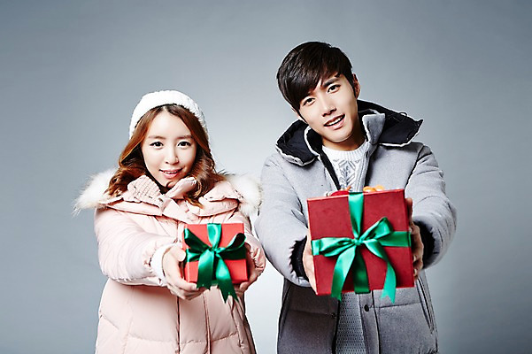 포토 JPG 스튜디오촬영 커플 계절 여자 남자 겨울 모션 털모자 실내 선물 웃음 들기 사람 동양인 상반신 20대 성인 두명 앞모습 선물상자 한국인 주기 패딩 청년만 성인만 국내포토 모자_잡화 뷰포인트 관계 표정 인종 청년 내부 상자 점퍼 파일형식