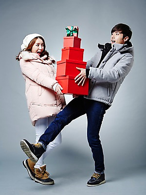 포토 JPG 스튜디오촬영 전신 커플 계절 여자 남자 겨울 모션 털모자 실내 선물 서기 들기 사람 동양인 20대 성인 두명 선물상자 쌓기 놀람 한국인 패딩 청년만 성인만 국내포토 모자_잡화 감정 관계 표정 인종 청년 내부 상자 점퍼 파일형식