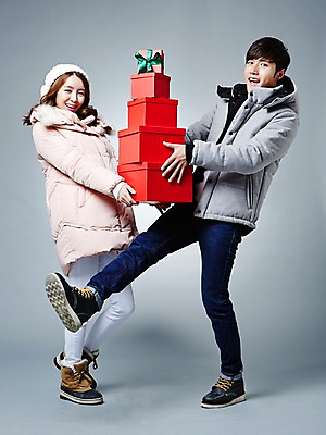 포토 JPG 스튜디오촬영 전신 커플 계절 여자 남자 겨울 모션 털모자 실내 선물 서기 웃음 들기 사람 동양인 20대 성인 두명 선물상자 쌓기 한국인 패딩 청년만 성인만 국내포토 모자_잡화 관계 표정 인종 청년 내부 상자 점퍼 파일형식