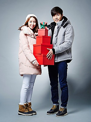 포토 JPG 스튜디오촬영 전신 커플 계절 여자 남자 겨울 모션 털모자 실내 선물 서기 웃음 들기 사람 동양인 20대 성인 두명 선물상자 쌓기 한국인 패딩 청년만 성인만 국내포토 모자_잡화 관계 표정 인종 청년 내부 상자 점퍼 파일형식