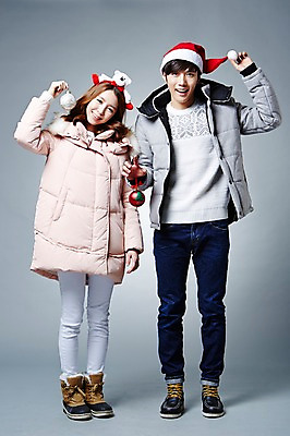포토 JPG 스튜디오촬영 전신 커플 계절 여자 남자 크리스마스 겨울 산타모자 모션 실내 서기 웃음 들기 사람 동양인 20대 성인 두명 앞모습 한국인 방울 머리띠 패딩 청년만 성인만 국내포토 모자_잡화 기념일 뷰포인트 장신구 관계 표정 인종 청년 내부 장식 점퍼 파일형식