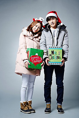 포토 JPG 스튜디오촬영 전신 커플 계절 여자 남자 크리스마스 겨울 산타모자 모션 실내 선물 서기 웃음 들기 사람 동양인 20대 성인 두명 앞모습 선물상자 한국인 머리띠 패딩 청년만 성인만 국내포토 모자_잡화 기념일 뷰포인트 장신구 관계 표정 인종 청년 내부 상자 점퍼 파일형식