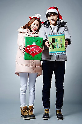 포토 JPG 스튜디오촬영 전신 커플 계절 여자 남자 크리스마스 겨울 산타모자 모션 실내 선물 서기 웃음 들기 사람 동양인 20대 성인 두명 앞모습 선물상자 한국인 머리띠 패딩 청년만 성인만 국내포토 모자_잡화 기념일 뷰포인트 장신구 관계 표정 인종 청년 내부 상자 점퍼 파일형식