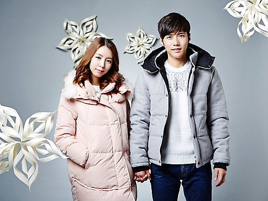 포토 JPG 스튜디오촬영 커플 계절 여자 남자 겨울 모션 눈꽃 실내 서기 사람 동양인 상반신 20대 성인 두명 앞모습 손잡기 한국인 패딩 청년만 성인만 국내포토 뷰포인트 관계 눈_날씨 인종 청년 내부 점퍼 파일형식