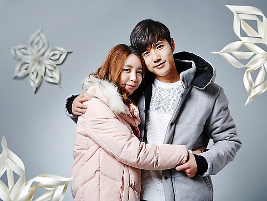 포토 JPG 스튜디오촬영 커플 계절 여자 남자 겨울 모션 포옹 눈꽃 실내 웃음 사람 동양인 상반신 20대 성인 두명 앞모습 옆모습 한국인 패딩 청년만 성인만 국내포토 뷰포인트 관계 안기 눈_날씨 표정 인종 청년 내부 점퍼 파일형식