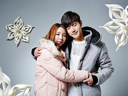 포토 JPG 스튜디오촬영 커플 계절 여자 남자 겨울 모션 포옹 눈꽃 실내 웃음 사람 동양인 상반신 20대 성인 두명 앞모습 옆모습 눈감음 한국인 패딩 청년만 성인만 국내포토 뷰포인트 관계 안기 눈_날씨 표정 인종 청년 내부 점퍼 파일형식