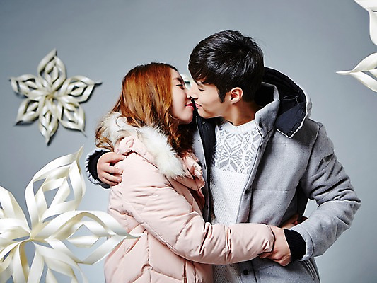 포토 JPG 스튜디오촬영 커플 계절 여자 남자 겨울 모션 포옹 키스 눈꽃 실내 사람 동양인 상반신 20대 성인 두명 앞모습 옆모습 한국인 패딩 청년만 성인만 국내포토 뷰포인트 관계 안기 눈_날씨 인종 청년 내부 점퍼 애정표현 파일형식
