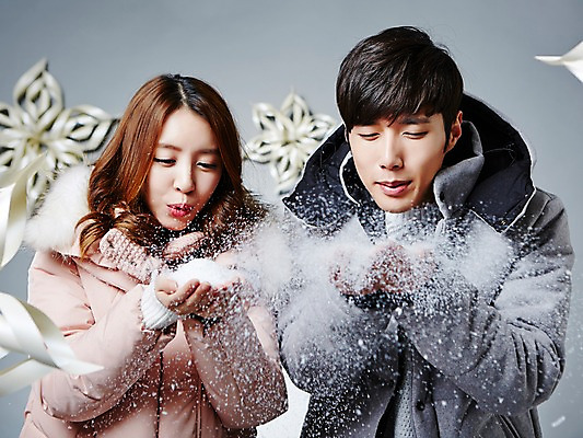 포토 JPG 스튜디오촬영 커플 계절 여자 남자 겨울 모션 눈꽃 실내 들기 사람 동양인 상반신 20대 성인 두명 앞모습 한국인 눈 불기 패딩 청년만 성인만 국내포토 자연요소 뷰포인트 관계 날씨 눈_날씨 인종 청년 내부 점퍼 파일형식