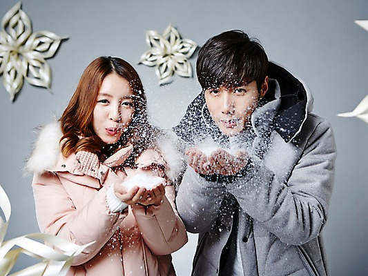 포토 JPG 스튜디오촬영 커플 계절 여자 남자 겨울 모션 눈꽃 실내 들기 사람 동양인 상반신 20대 성인 두명 앞모습 한국인 눈 불기 패딩 청년만 성인만 국내포토 자연요소 뷰포인트 관계 날씨 눈_날씨 인종 청년 내부 점퍼 파일형식