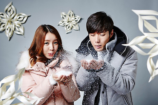 포토 JPG 스튜디오촬영 커플 계절 여자 남자 겨울 모션 눈꽃 실내 들기 사람 동양인 상반신 20대 성인 두명 앞모습 한국인 눈 불기 패딩 청년만 성인만 국내포토 자연요소 뷰포인트 관계 날씨 눈_날씨 인종 청년 내부 점퍼 파일형식