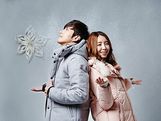 포토 JPG 스튜디오촬영 커플 계절 여자 남자 겨울 모션 눈꽃 실내 웃음 사람 동양인 손짓 상반신 20대 성인 두명 옆모습 한국인 등맞대기 눈 패딩 청년만 성인만 국내포토 자연요소 뷰포인트 관계 날씨 눈_날씨 표정 인종 청년 내부 점퍼 파일형식