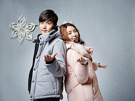 포토 JPG 스튜디오촬영 커플 계절 여자 남자 겨울 모션 눈꽃 실내 웃음 사람 동양인 손짓 상반신 20대 성인 두명 옆모습 한국인 등맞대기 눈 패딩 청년만 성인만 국내포토 자연요소 뷰포인트 관계 날씨 눈_날씨 표정 인종 청년 내부 점퍼 파일형식