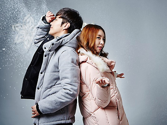 포토 JPG 스튜디오촬영 커플 계절 여자 남자 겨울 모션 눈꽃 실내 사람 동양인 손짓 상반신 20대 성인 두명 옆모습 한국인 등맞대기 눈 패딩 청년만 성인만 국내포토 자연요소 뷰포인트 관계 날씨 눈_날씨 인종 청년 내부 점퍼 파일형식