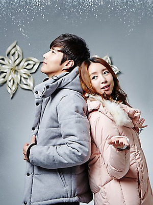 포토 JPG 스튜디오촬영 커플 계절 여자 남자 겨울 모션 눈꽃 실내 사람 동양인 손짓 상반신 20대 성인 두명 옆모습 한국인 등맞대기 눈 패딩 청년만 성인만 국내포토 자연요소 뷰포인트 관계 날씨 눈_날씨 인종 청년 내부 점퍼 파일형식