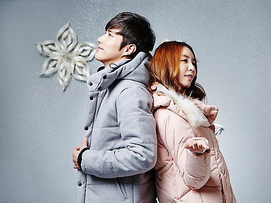 포토 JPG 스튜디오촬영 커플 계절 여자 남자 겨울 모션 눈꽃 실내 웃음 사람 동양인 손짓 상반신 20대 성인 두명 옆모습 한국인 등맞대기 눈 패딩 청년만 성인만 국내포토 자연요소 뷰포인트 관계 날씨 눈_날씨 표정 인종 청년 내부 점퍼 파일형식