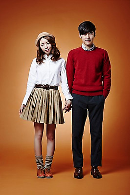 포토 JPG 스튜디오촬영 전신 커플 계절 여자 남자 모션 실내 서기 웃음 사람 동양인 20대 성인 두명 앞모습 손잡기 한국인 가을 주머니손 청년만 성인만 국내포토 뷰포인트 관계 표정 인종 청년 내부 파일형식