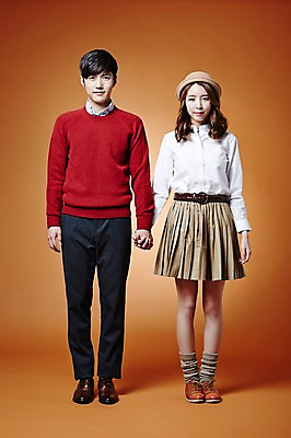 포토 JPG 스튜디오촬영 전신 커플 계절 여자 남자 모션 실내 서기 사람 동양인 20대 성인 두명 앞모습 손잡기 한국인 가을 청년만 성인만 국내포토 뷰포인트 관계 인종 청년 내부 파일형식