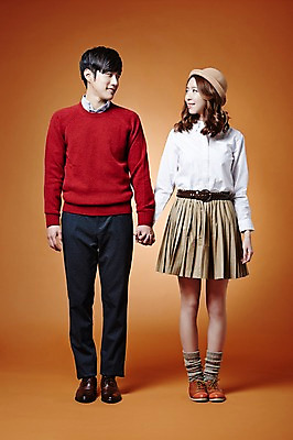 포토 JPG 스튜디오촬영 전신 커플 계절 여자 남자 모션 실내 서기 웃음 사람 동양인 20대 성인 두명 앞모습 마주보기 손잡기 한국인 가을 청년만 성인만 국내포토 뷰포인트 관계 표정 인종 청년 내부 파일형식