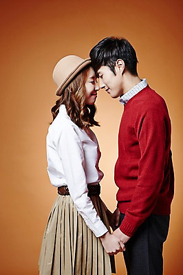 포토 JPG 스튜디오촬영 커플 계절 여자 남자 모션 실내 서기 웃음 사람 동양인 상반신 20대 성인 두명 옆모습 눈감음 손잡기 한국인 가을 이마맞대기 청년만 성인만 국내포토 뷰포인트 관계 표정 인종 청년 내부 얼굴맞대기 파일형식