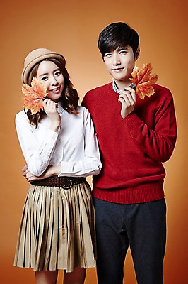 포토 JPG 스튜디오촬영 커플 계절 여자 남자 낙엽 모션 나뭇잎 실내 서기 웃음 들기 사람 동양인 상반신 20대 성인 두명 앞모습 한국인 가을 청년만 성인만 국내포토 뷰포인트 잎 관계 표정 인종 청년 내부 파일형식